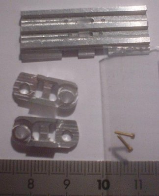 Maillon_5_pieces_vis_daim1_Liebherr_R954B_Modell.jpg